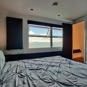 The Clifton - Sea View - By Tifa Stays Holiday home