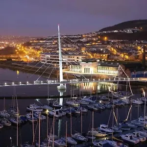 Luxe Living Guest House-sleeps 6-private Parking-free Wifi-beach-city Holiday home